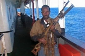 Somálský pirát na jedné z unesených lodí. (Ilustrační foto)