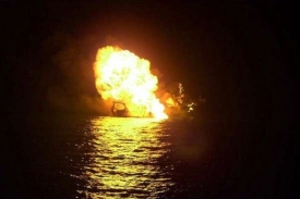 Hořící loď zasažená Indy v Adenském zálivu. Piráti na lodi rybářů?