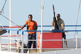 Somálští piráti na palubě unesené lodi Faina.