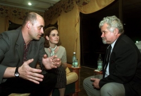 Petr Pithart (vpravo), Lucie Pilipová a Martin Bubeník na Kubě.