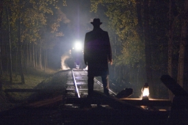 Jesse James čeká na svůj vlak a na svůj osud.