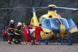 Těžce zraněné přepravoval vrtulník.