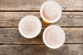 Za zdražení piva prý mohou vysoké ceny ječmene a chmele.