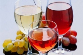 Pro růžová vína je typické jarní a letní období.