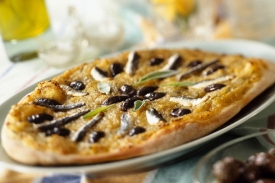 Na protest proti vysokým cenám rozdali kuchaři v Neapoli 5000 pizz.