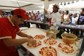Kuchtíci protestovali proti vysokým cenám rozdáváním pizzy.