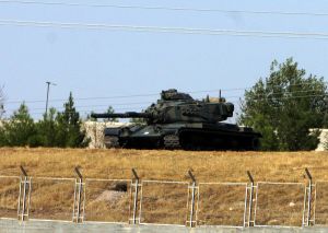 Turecký tank v postavení u irácké hranice