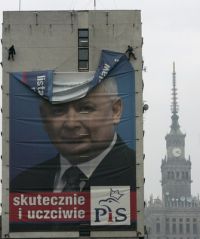Demontáž volebního plakátu Jaroslawa Kaczyńského ve Varšavě