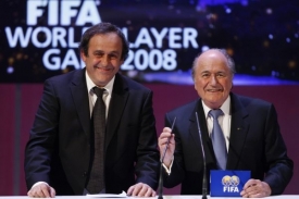Hlavní postavy světového fotbalu. Michel Platini a Sepp Blatter.