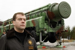 Ruský prezident Medveděv na obhlídce raketové střelnice Pleseck.