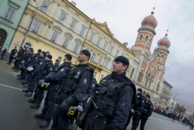 Pochod se v sobotu v Plzni nekonal. Kordon policistů tak neměl práci.