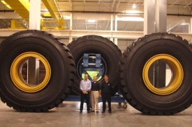 Největší pneumatiky mají v průměru 4,3 metru.