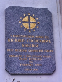 Pamětní deska R. Coudenhove-Kalergi, zakladateli Panevropské unie.