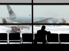 Sněhová bouře v Kanadě ochromila leteckou dopravu.