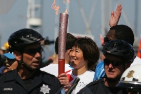 Olympijská pochodeň v ulicích San Franciska.