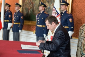 Jiř&iacute; Čunek při podpisu jmenovac&iacute;ho dekretu.