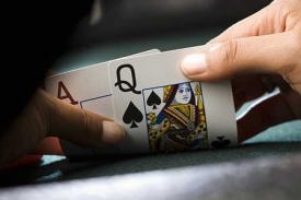 Poker už nepatří jen do kasin. Kvete i v klubech a na internetu.