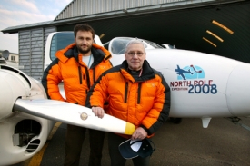 Richard Santus (vlevo) a Petr Bold se svým letounem.
