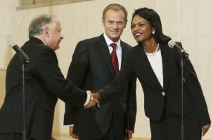 Kaczyński (vlevo) přišel na jednání s Riceovou pozdě.