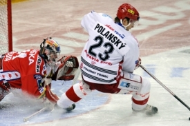 Třinecký útočník Polanský dává gól, který neměl platit.