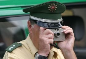 Německý policista fotografuje (ilustrační foto).