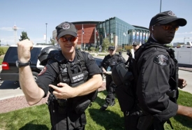 Na nás si nepřijdou. Policista střežící sjezd demokratů ukazuje svaly.