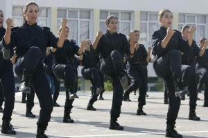 Cvičící alžírské policistky.