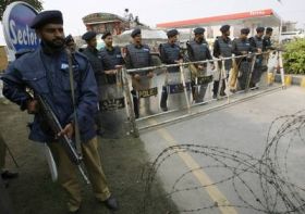 Pákistánská policie hlídá před sídlem opoziční političky Bhuttové