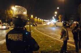 Pařížská policie povolala do oblasti posily.