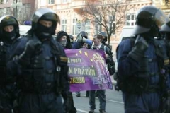 Policisté oddělili neonacisty od anarchistů.