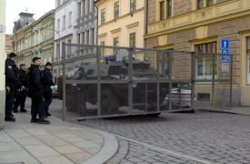 Policie v plzeňských ulicích nasadila i obrněné transportéry.