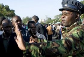 Keňská policie dohlíží na průběh voleb v keňském Kisumu.