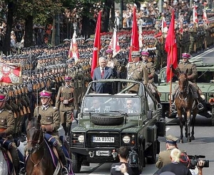 Prezident Lech Kaczynski na přehlídce.