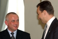 Odstupující ministr obrany Radek Sikorski (vpravo) gratuluje svému nástupci Aleksander Szczyglovi.