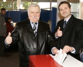 Lech Walesa se svým synem u volební urny