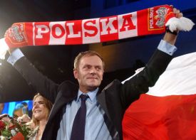 Vítězný postoj Donalda Tuska po ohlášení předčasných výsledků voleb