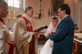 Svatba v kostele. Polsko patří k nejkatoličtějším zemím Evropy.