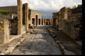 V roce 79 zničil Vesuv Pompeje.