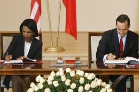 Riceová a Sikorski podepisují strategickou dohodu. Moskva se hněvá.