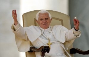 Papež Benedikt XVI. zdraví věřící.