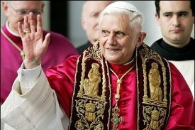 Papež Benedikt XVI. se možná povozí na traktoru