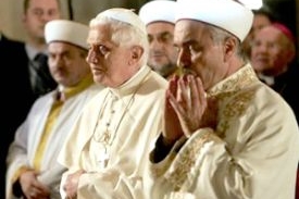 Papež Benedikt XVI. při návštěvě Modré mešity v listopadu 2006.