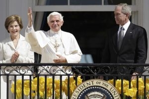Papež Benedikt XVI. a manželé Bushovi na balkoně Bílého domu
