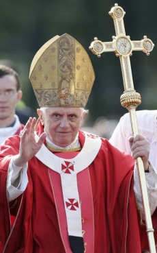 Benedikt XVI. žehná lidem, kteří si přišli poslechnout jeho mši.