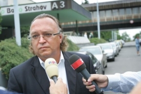 Vlastimil Košťál mluví s novináři po volbě reprezentačního trenéra.