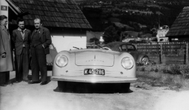 Prototyp prvního porsche vznikl v rakouském Gmündu v roce 1948. Na základě koncepce Ferdinanda Porsche (vpravo) model 356 zkonstruoval jeho syn Ferry (uprostřed) a design navrhl Erwin Komenda (vlevo). 