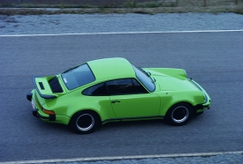 Porsche 911 v nejrychlejší verzi Turbo bylo koncem osmdesátých let více než pětkrát silnější než Škoda Rapid.