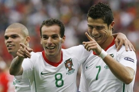 Hvězda Portugalců Ronaldo (vpravo) se raduje ze svého gólu.