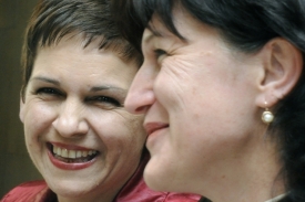 Poslankyně Jakubková (vlevo) a Zubová nakonec v klubu zůstaly.