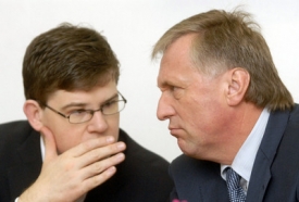 Ministr spravedlnosti Jiří Pospíšil (vlevo) a premiér Mirek Topolánek.